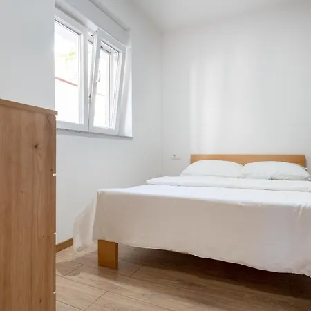 Apartment Budes *