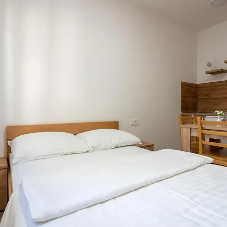 Budes Apartment *